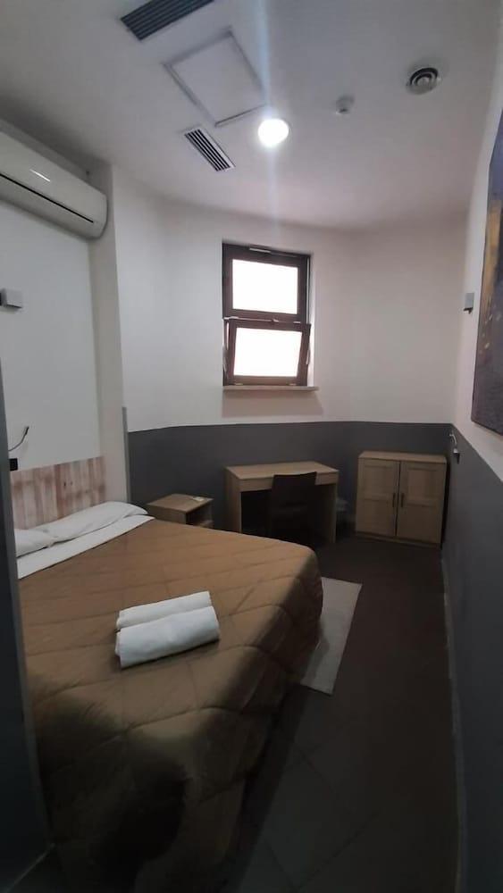Hostal Youth Station *
